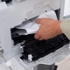 Dlaczego papier zaciął się w drukarce i co mam zrobić?