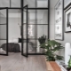 Ścianki działowe wykonane z metalu i szkła w stylu loft