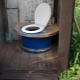 Robienie wiejskiej toalety z beczki