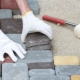 Układanie płyt chodnikowych na betonowej podstawie