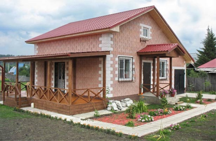 Maison doublée de blocs d'argile expansée